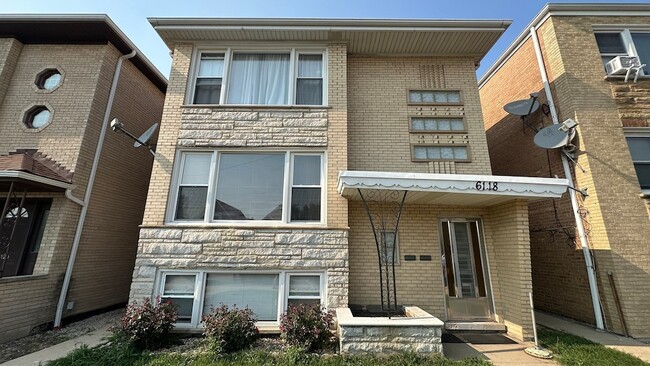 Building Photo - 6118 W Gunnison St Unit 1