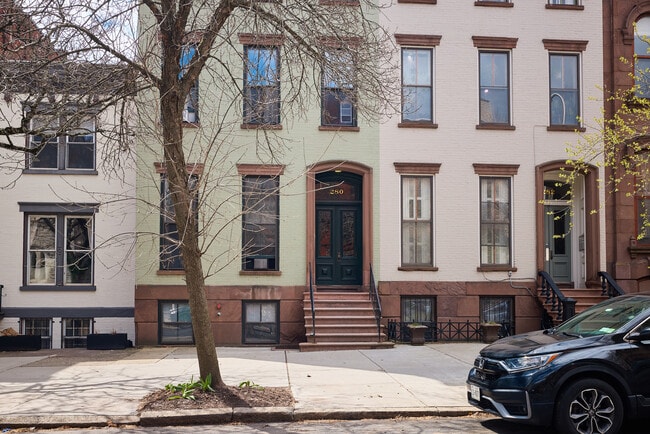 Photo - 287 State St