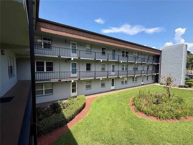 Building Photo - 333 N Lake Howard Dr Unit 211B