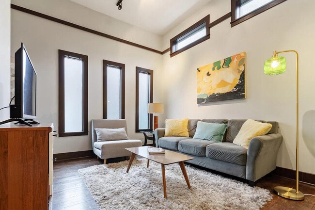 Building Photo - 1208 E Thomas St Unit ID1324809P