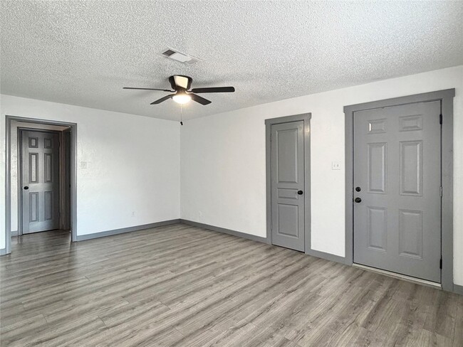 Photo - 2526 Louise St Unit B