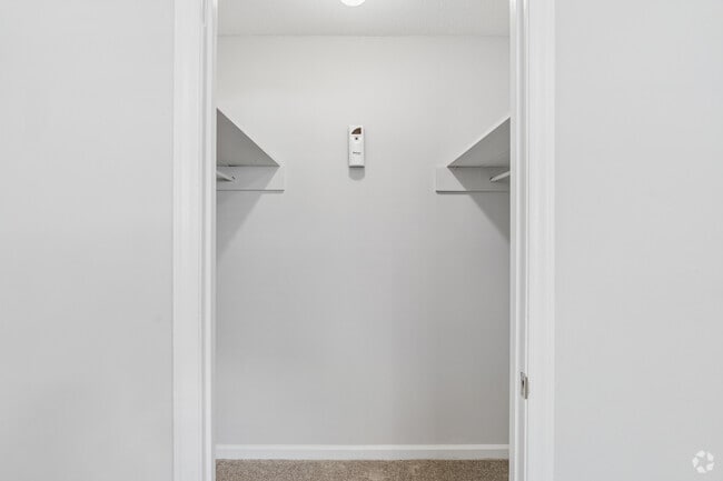 Majestic -2BR, 1BA - 900SF - Walk-In Closet - Royal Park - Students save up to 10%!