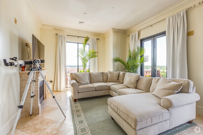 2 BR, 2 BA - 1,370SF - Veranda Club