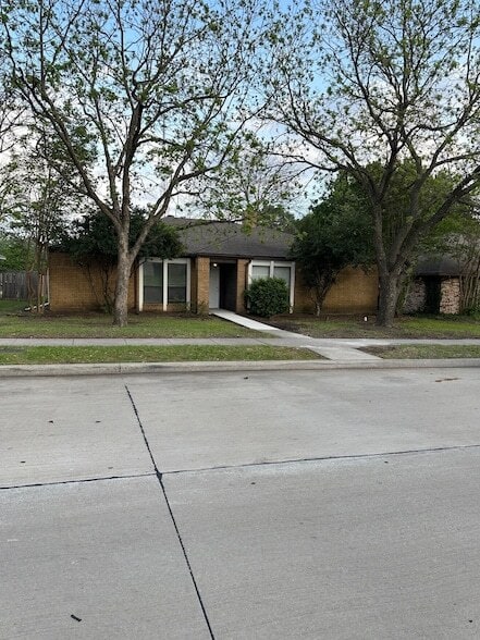 Building Photo - 718 Maple Glen Dr
