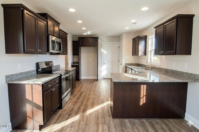 Photo - 918 Uplands Ln