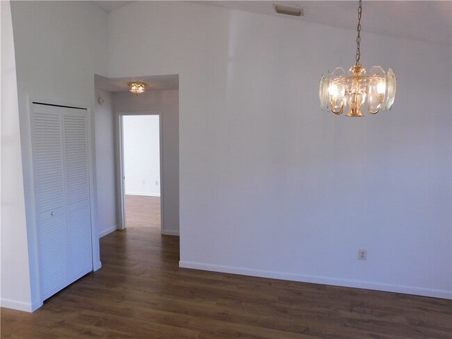 Photo - 873 Barber St