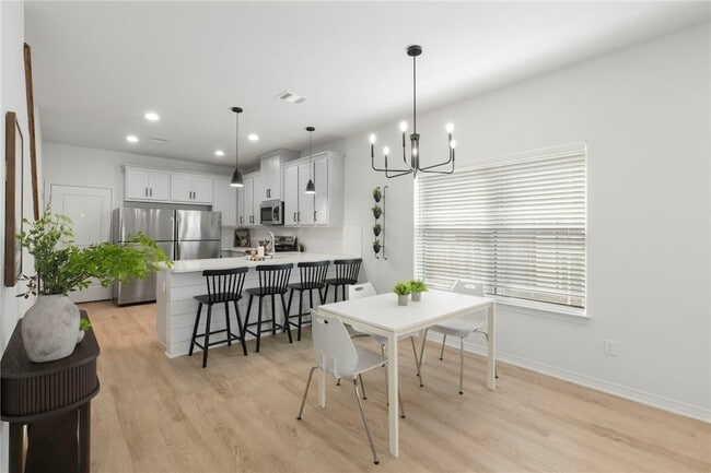 Photo - 240 Richards St