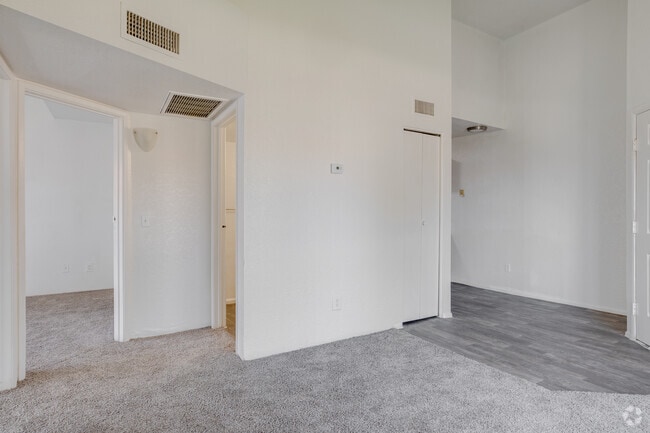 2BR, 2BA - 675SF - Center Park Apartments