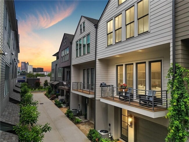 Building Photo - 658 Bull St SE