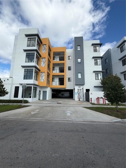 Building Photo - 853 E 24th St Unit 305