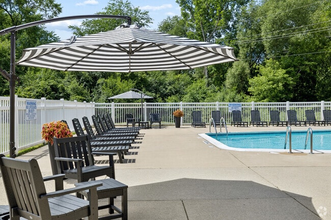 Community Pool - Novi Ridge