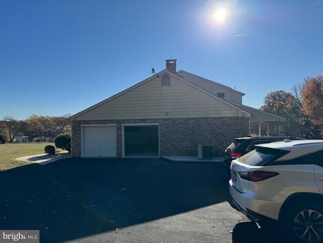 Photo - 1305 Hawthorne Ln