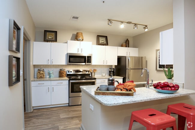 Interior Photo - 1000 Spalding