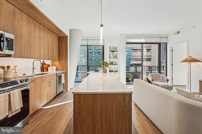 Building Photo - 4909 Auburn Ave Unit 1001