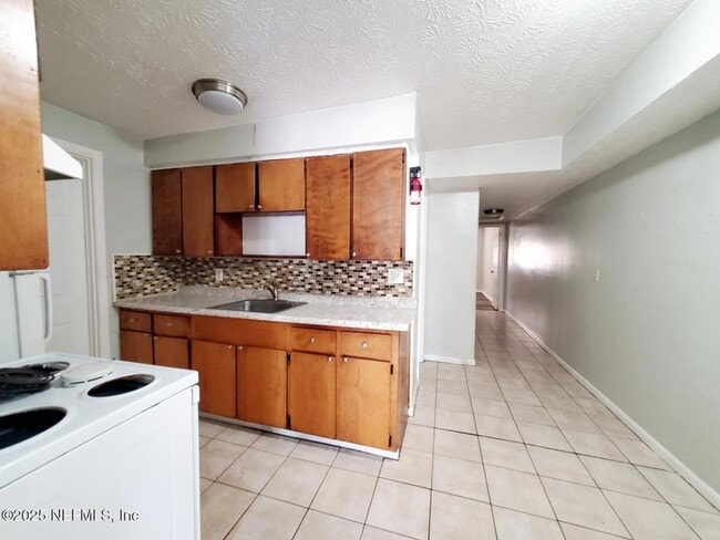 Photo - 2840 Cook St