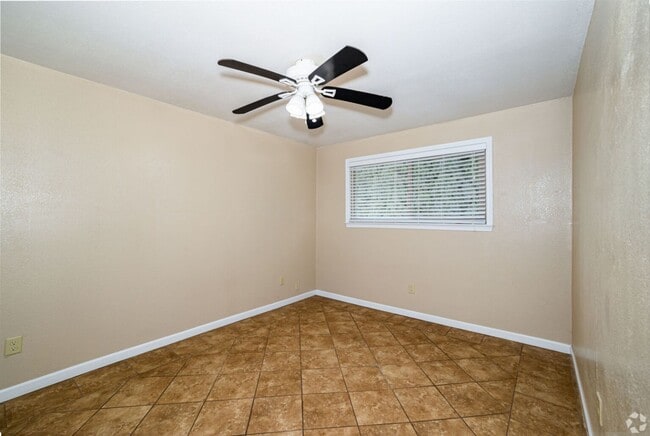 Photo - Campus Court Apartments