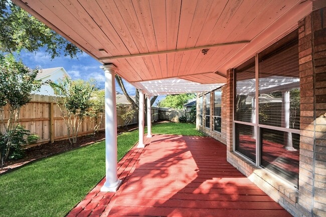 Photo - 4422 Roundtree Ln