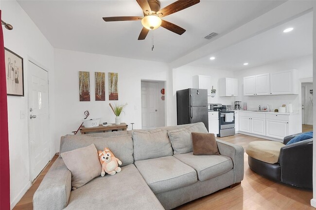 Photo - 1313 4th St NE