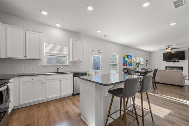 Photo - 925 Lakehaven Ln