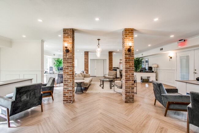 Photo - Bellaire Oaks Apartments