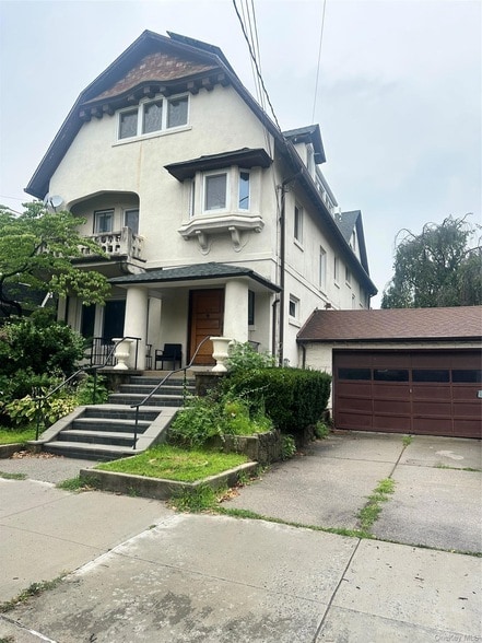 Building Photo - 409 W 261st St Unit 2