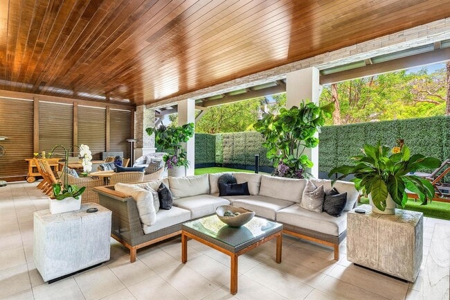 Building Photo - 200 SE Mizner Blvd Unit 104