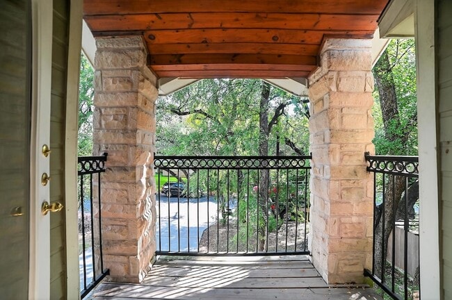 Photo - 2003 Griswold Ln