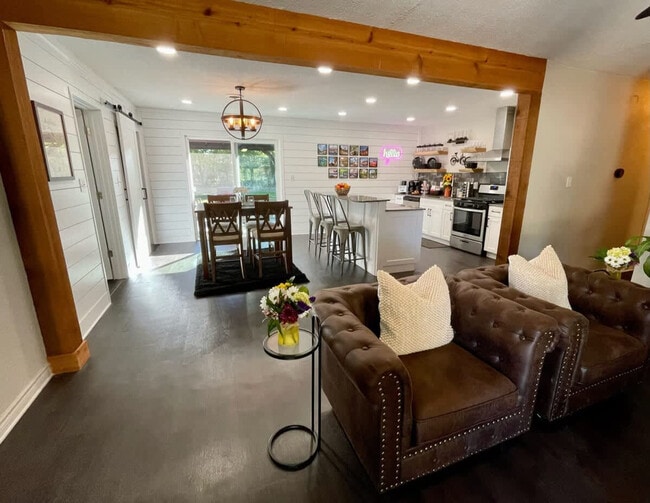 Building Photo - 104 SE 12th St Unit ID1241315P