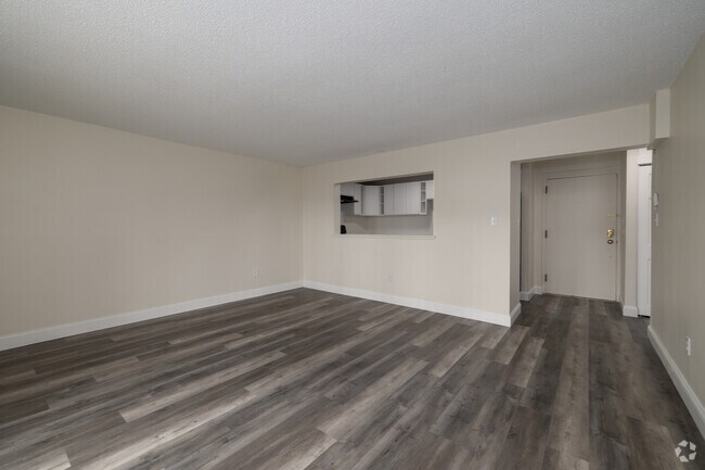 1BR, 1BA - 700SF - Living Room - Towne House Apartments
