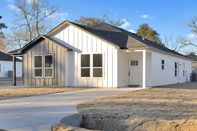 Photo - 104 Runnels St