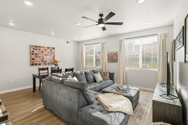 Building Photo - 206 N Chapparell Dr Unit SI ID1504815P