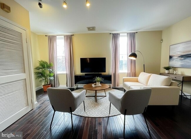 Building Photo - 443 Fairmount Ave Unit D