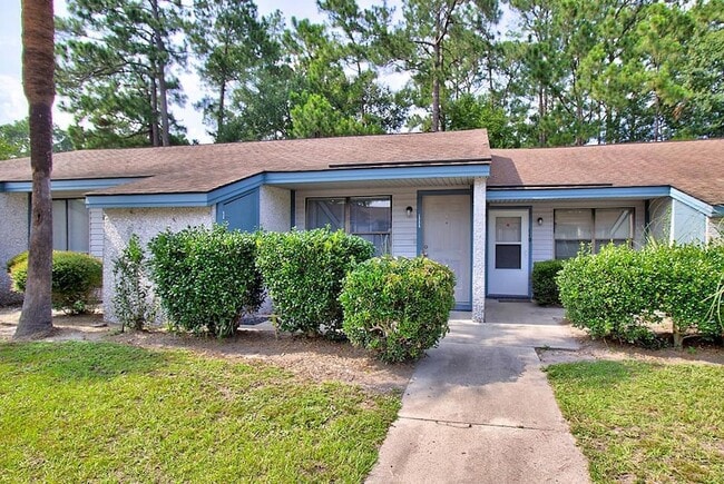 Building Photo - 910 Brett Dr