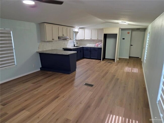 Photo - 911 W 28th St
