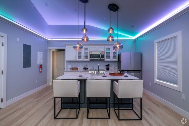 3BR, 1BA - 700SF - Dining Area - 601 E State St - Fully Furnished!