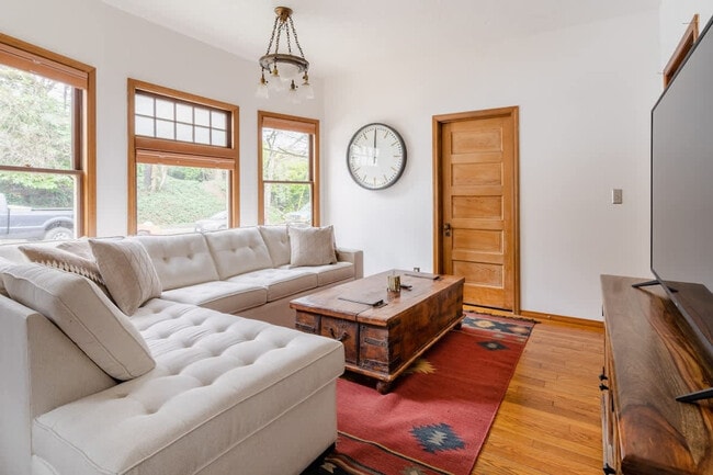 Building Photo - 1200 SW 20th Ave Unit ID1309856P