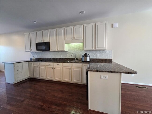 Photo - 526 Graten St Unit 13