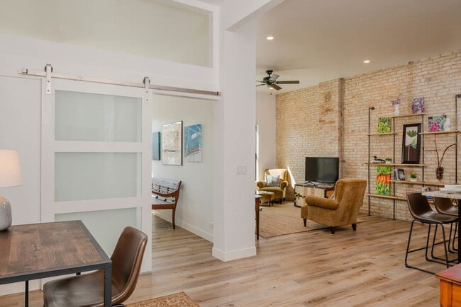 Photo - 127 W Wisconsin Ave Unit ID1061653P