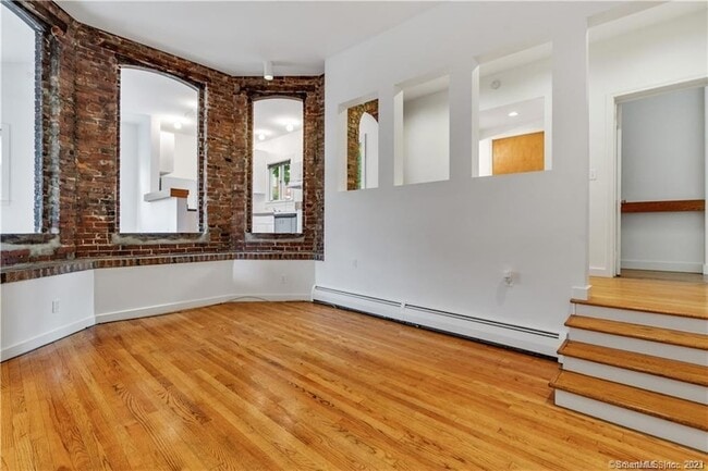 Photo - 239 Bradley St