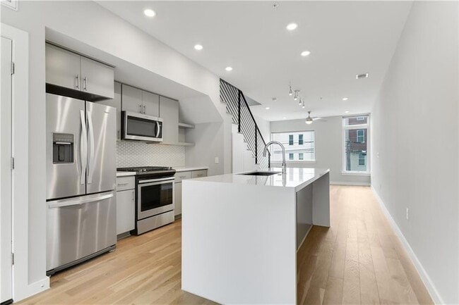 Building Photo - 2002 E 7th St Unit 212