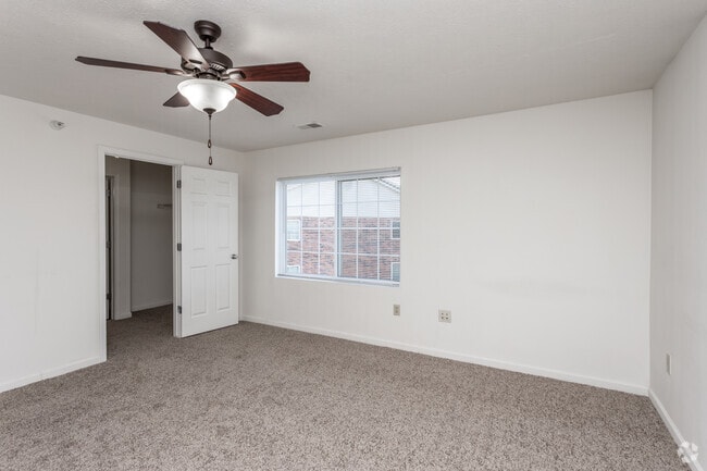 1BR, 1BA w/ Fireplace - 935 SF - Valley View Estates