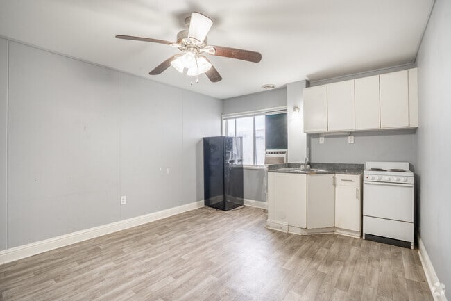 1BR, 1BA - 470SF - Kitchen - Uptown Apartments