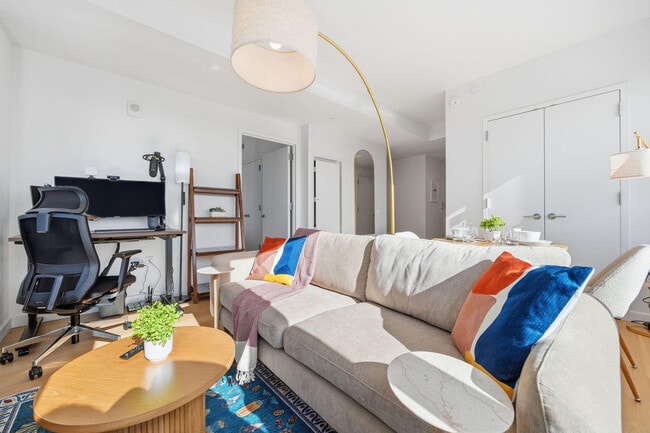 Photo - 16 Dupont St Unit FL40-ID1355921P