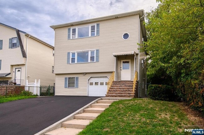 Building Photo - 90 Bank St