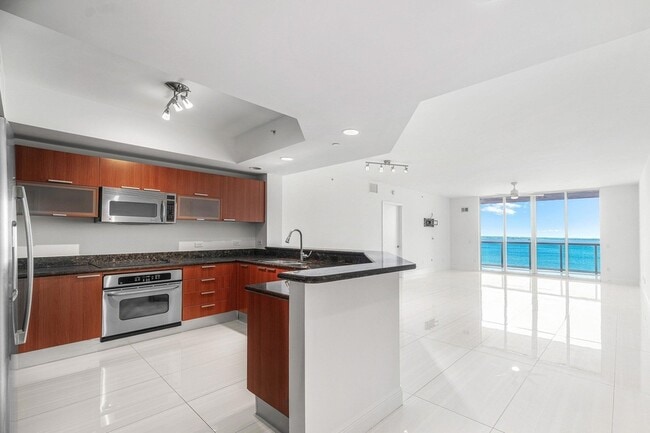 Building Photo - 2650 Lake Shore Dr Unit 1005