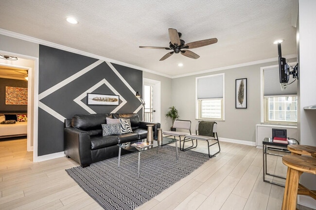 Building Photo - 300 W Peachtree St NW Unit ID1299392P