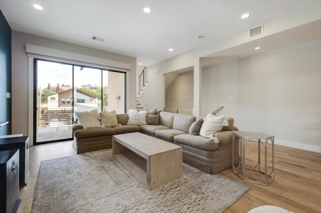 Building Photo - 2421 Throckmorton St Unit ID1019591P