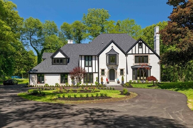 Photo - 300 Camelot Way