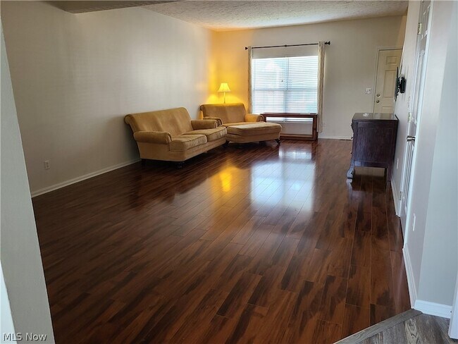 Photo - 2061 Jennifer St