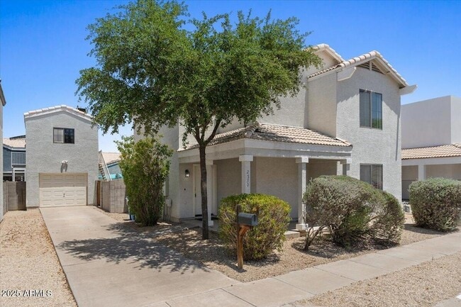 Building Photo - 2730 E Cambridge Ave